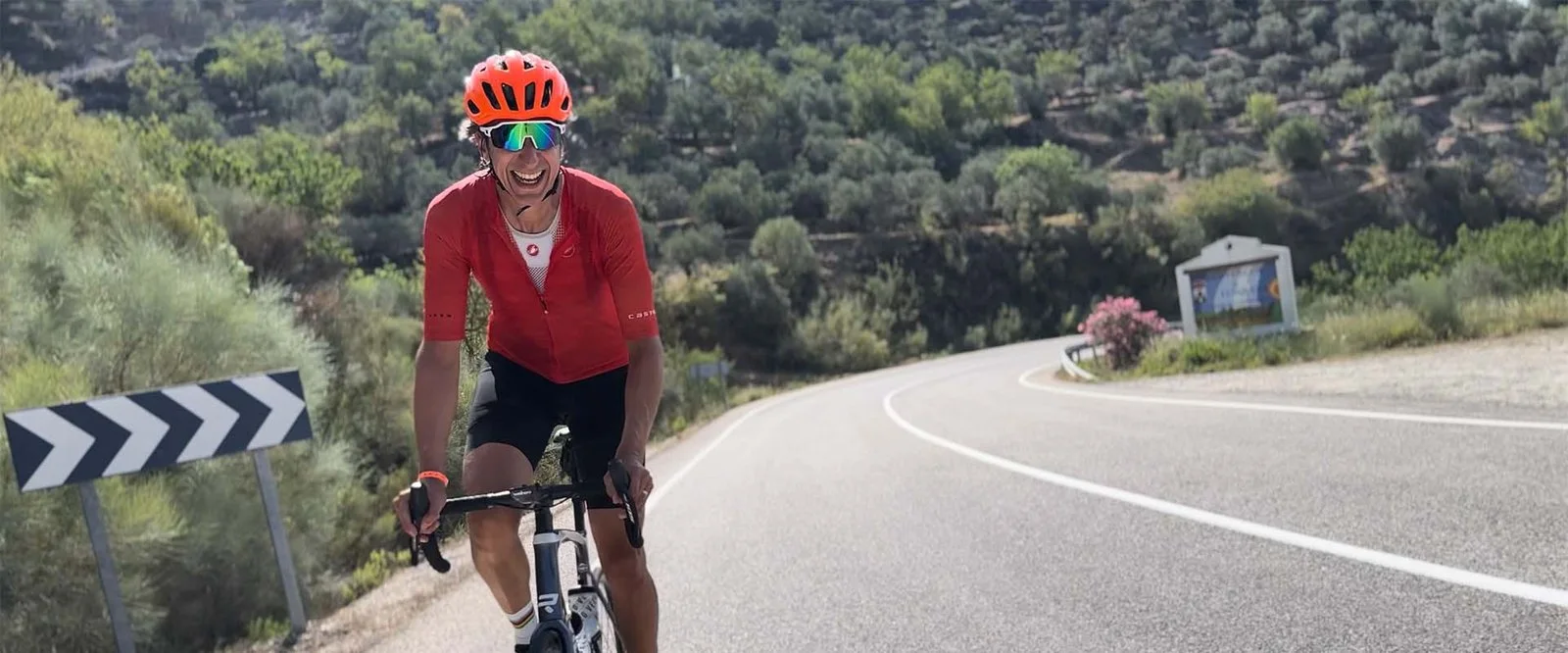 Ciclista su strada che attraversa le colline vicino a Benalmádena, sulla Costa del Sol