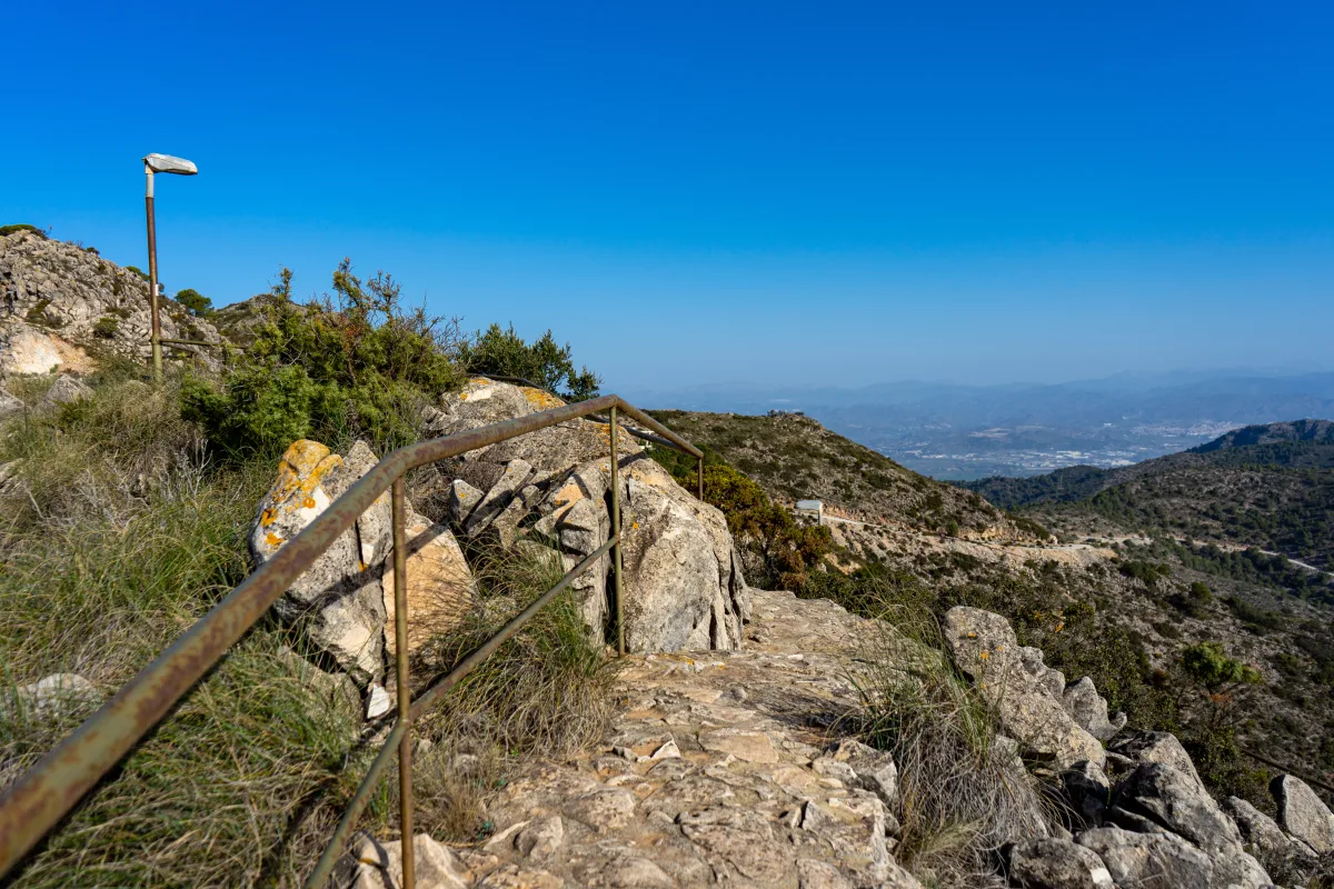 Rotsachtig bergpad met leuningen in de heuvels boven Benalmádena