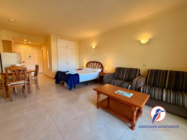 Studio apartment — Double bed, dining table and lounge seating