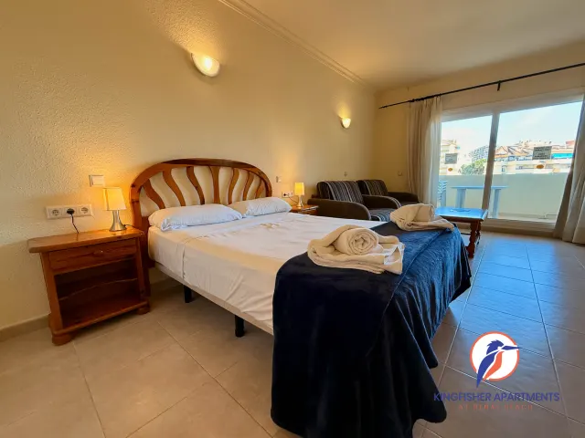 Studio apartment — Sleeping and living area with a double bed and terrace access