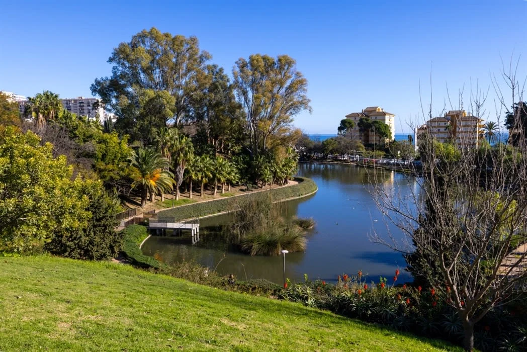 Lake and shaded gardens in Parque de la Paloma
