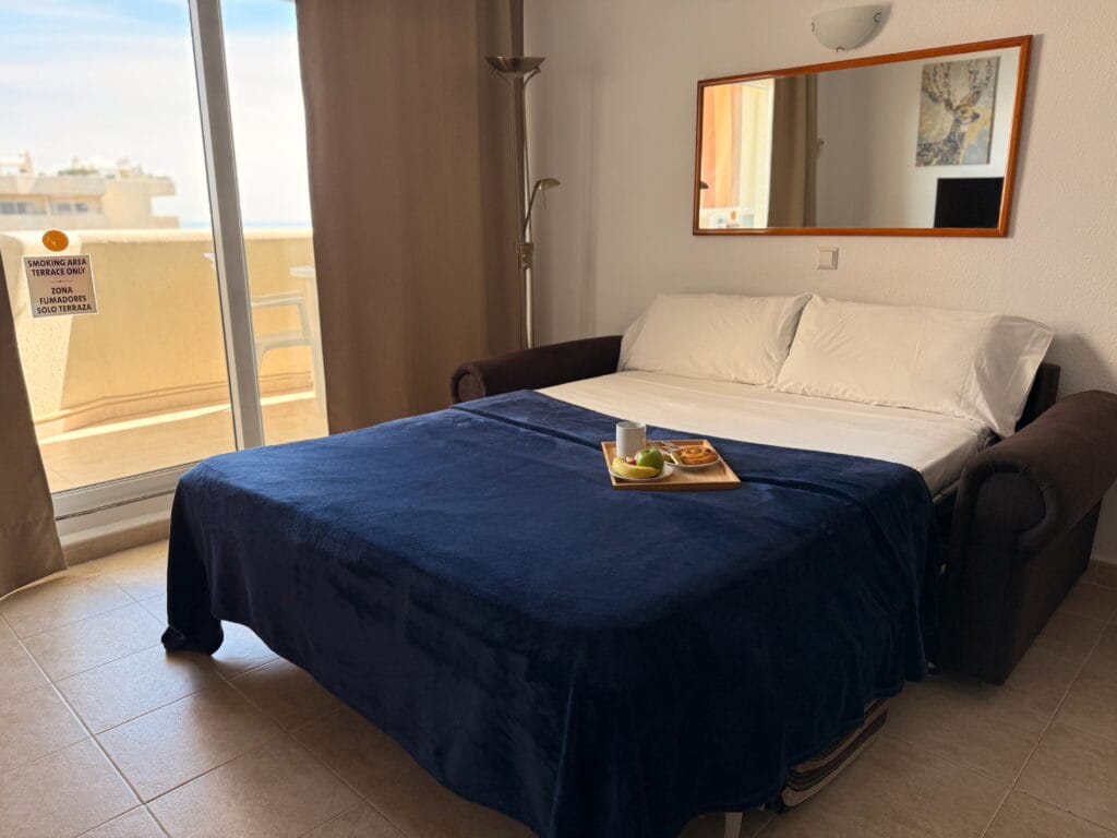 Un Dormitorio Sofá Cama Desayuno - Playa de Benal - Apartamentos Kingfisher - Alquiler de Vacaciones