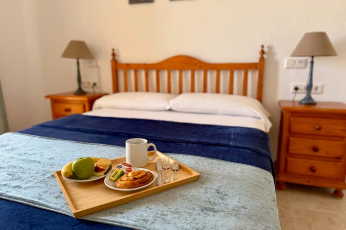 Apartment mit einem Schlafzimmer - Schlafzimmer - Doppelbett - Benal Beach - Kingfisher Apartments - Ferienwohnungen