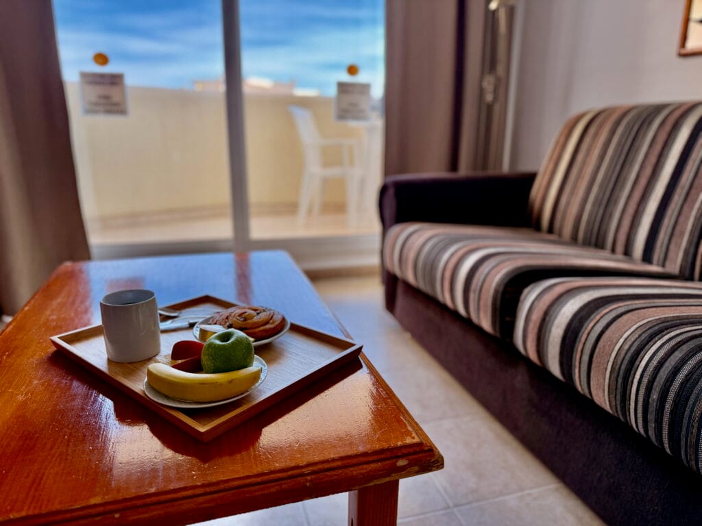 One bedroom apartment lounge with breakfast - Benal Beach - Kingfisher Apartments - Holiday Rentals