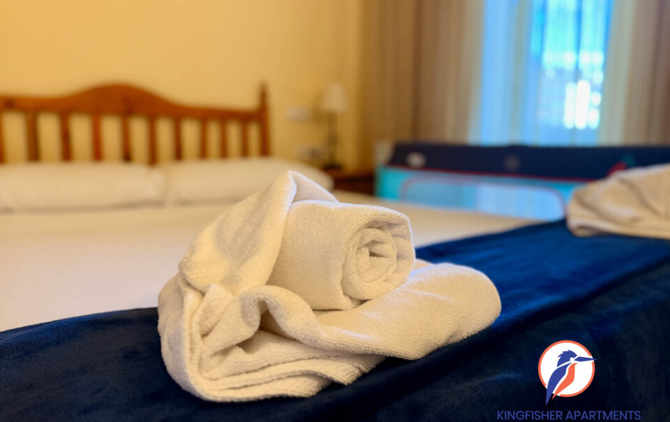 Family Suite Apartment - Bedroom - Cot - Benal Beach - Kingfisher Apartments - Holiday Rentals