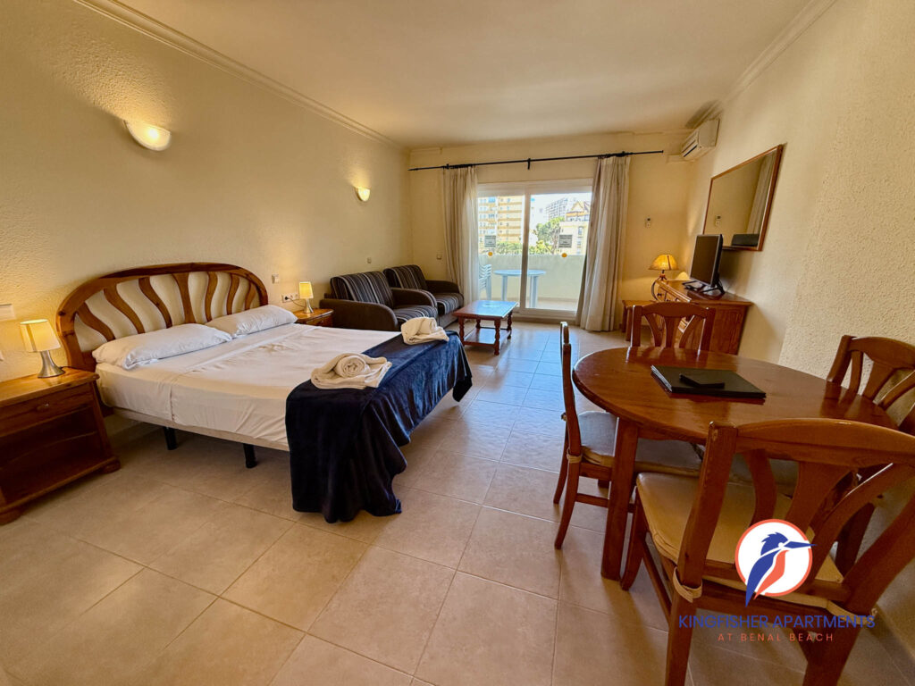 Apartamento tipo estudio - Sala de estar - Cama doble - Benal Beach - Kingfisher Apartments - Alquileres vacacionales