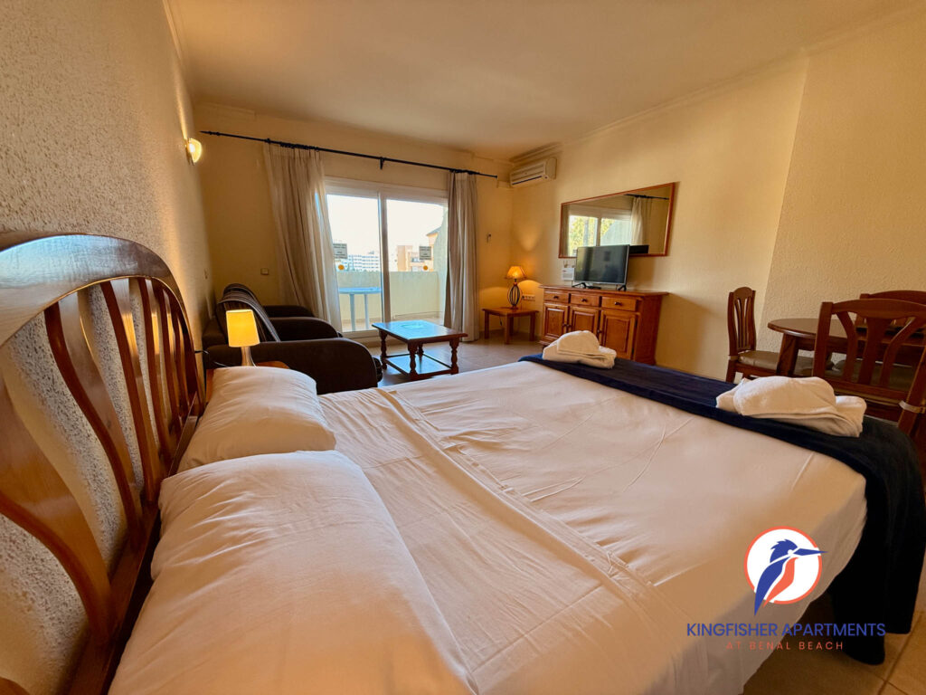 Apartamento tipo estudio - Sala de estar - Cama doble - Benal Beach - Kingfisher Apartments - Alquileres vacacionales