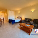 Apartamento tipo estudio - Salón - Cama doble - Cocina americana - Benal Beach - Kingfisher Apartments - Alquileres vacacionales