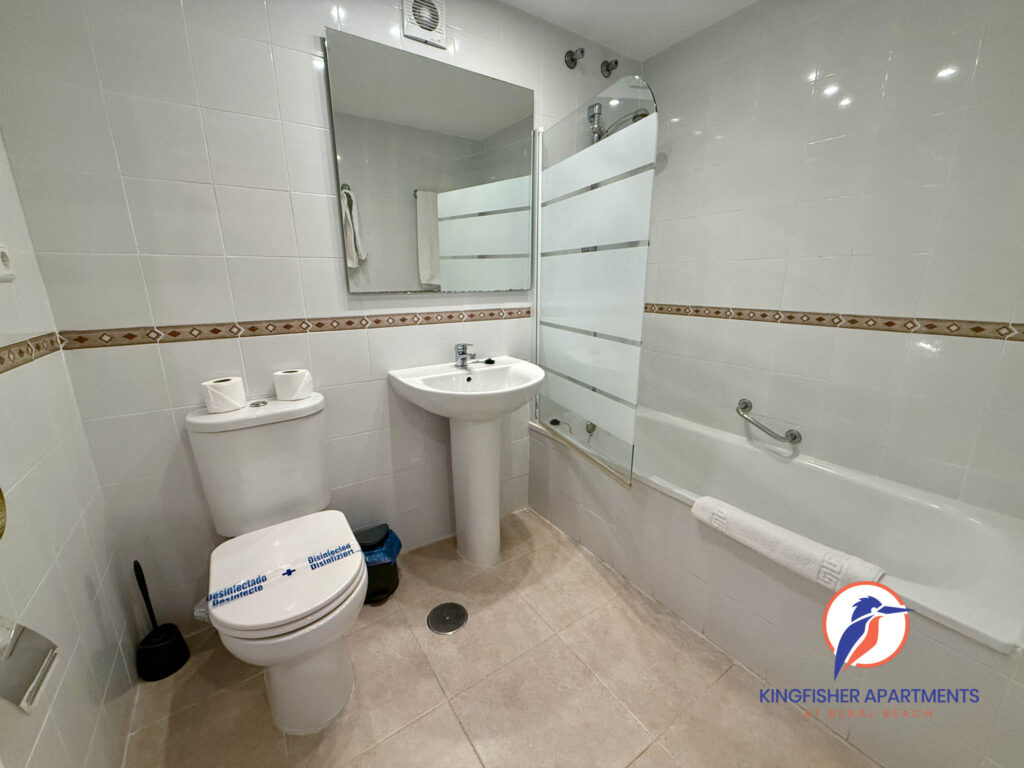 Apartamento Estudio Suite - Baño - Ducha - Bañera - Playa de Benal - Apartamentos Kingfisher - Alquiler Vacacional