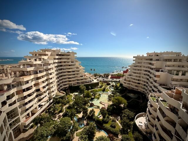 Complexe Benal Beach et vue sur la mer à Kingfisher Apartments dans Benal Beach, Benalmadena, Espagne.